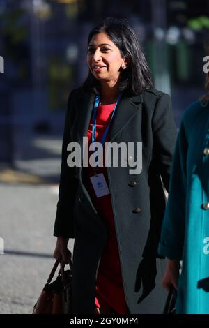 MANCHESTER, REGNO UNITO. 6 OTTOBRE Suella Braverman, Procuratore Generale, il quarto giorno della Conferenza del Partito conservatore a Manchester Central, Manchester, mercoledì 6 ottobre 2021. (Credit: MI News) Credit: MI News & Sport /Alamy Live News Foto Stock