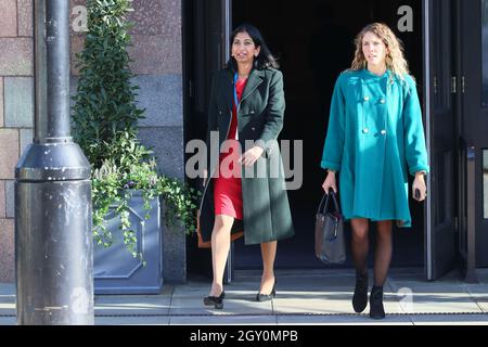 MANCHESTER, REGNO UNITO. 6 OTTOBRE Suella Braverman, Procuratore Generale, il quarto giorno della Conferenza del Partito conservatore a Manchester Central, Manchester, mercoledì 6 ottobre 2021. (Credit: MI News) Credit: MI News & Sport /Alamy Live News Foto Stock