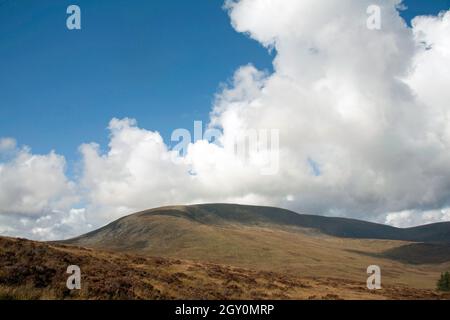 Nuvola che passa sopra la cima di Cairnsmore della flotta sopra le grandi acque di Fleet Valley Dumfries e Galloway Scozia Foto Stock