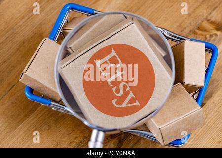 Foto modificata del logo Etsy su una scatola sotto la lente d'ingrandimento nel carrello. Foto Stock