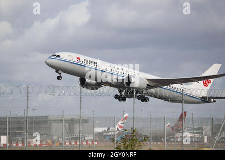 Air China Boeing 787-9 Dreamliner B-7879 decollo dall'aeroporto Heathrow di Londra, Regno Unito Foto Stock