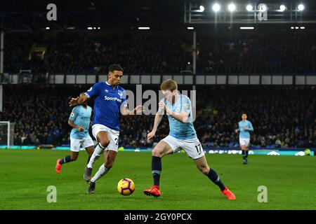 Kevin De Bruyne di Manchester City è affrontato dal Dominic Calvert-Lewin di Everton Foto Stock