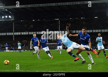 Kevin De Bruyne di Manchester City è affrontato dal Dominic Calvert-Lewin di Everton Foto Stock