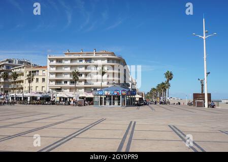 Canet-Plage, Francia - vista a Place de la Mediterrània il giorno del cielo blu Foto Stock