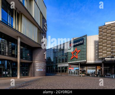 Il nuovo centro di Telford si chiama Southwater e Southwater Square. Con ristoranti, locali musicali, hotel, cinema, pista di pattinaggio e sito universitario. Foto Stock