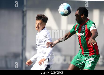 FAMALICAO, PORTOGALLO - SETTEMBRE 18: Ivan Jaime del FC Famalicao testa la palla contro Zainadine Junior di CS Maritimo, durante la Liga Portugal Bwin match tra FC Famalicao e CS Maritimo al Estadio Municipal il 18 Settembre 2021 a Famalicao, Portogallo. (Foto tramite MB Media) Foto Stock