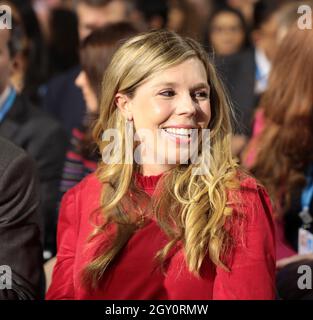 Manchester, Regno Unito. 06 ottobre 2021. Carrie sorride la moglie del primo ministro britannico Boris Johnson mentre suo marito ha tenuto il suo discorso alla Conferenza del partito conservatore del 2021 a Manchester mercoledì 06 ottobre 2021. Foto di Hugo Philpott/UPI Credit: UPI/Alamy Live News Foto Stock