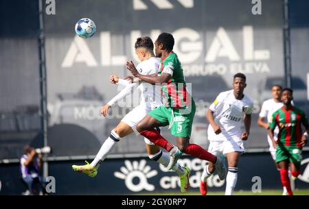 FAMALICAO, PORTOGALLO - SETTEMBRE 18: Ivan Jaime del FC Famalicao testa la palla contro Zainadine Junior di CS Maritimo, durante la Liga Portugal Bwin match tra FC Famalicao e CS Maritimo al Estadio Municipal il 18 Settembre 2021 a Famalicao, Portogallo. (Foto tramite MB Media) Foto Stock