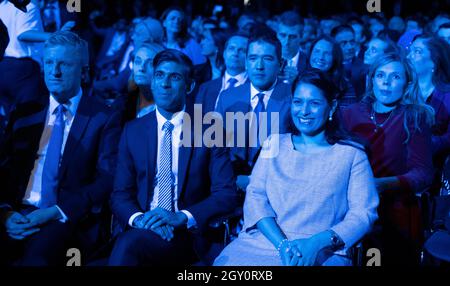 Manchester, Regno Unito. 6 ottobre 2021. Primi Patel Oliver Dowden e Rishi Sunak guardano il video pre-discorso. Il primo Ministro Boris Johnson ha tenuto il suo discorso alla Conferenza annuale del Partito conservatore. Credit: Mark Thomas/Alamy Live News Foto Stock