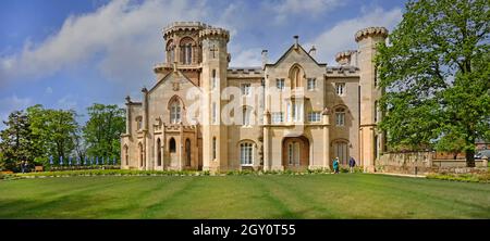 Parte dei giardini e del parco intorno alla storica residenza di campagna del castello di Studley di grado II, edificio di un hotel di Warners in Warwickshire Inghilterra Regno Unito Foto Stock