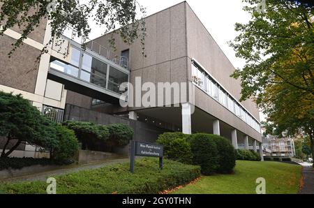 06 ottobre 2021, Renania settentrionale-Vestfalia, Mülheim An Der Ruhr: Vista esterna del Max Planck Institute for Coal Research. Il Premio Nobel per la chimica del 2021 sarà assegnato alla Lista Benjamin tedesca, direttore della catalisi omogenea presso l'MPI for Coal Research, e al ricercatore statunitense di origine scozzese MacMillan per i metodi per accelerare le reazioni chimiche. Foto: Federico Gambarini/dpa Foto Stock