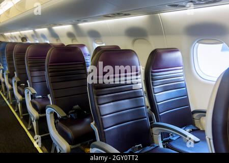 Interno dell'aeromobile. La cabina dell'aereo passeggeri moderno. Sedili e finestra dell'aeromobile. Foto Stock