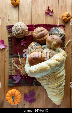 Vista dall'alto in basso di una cornucopia di pane con una varietà di ciambelle versando fuori. Foto Stock