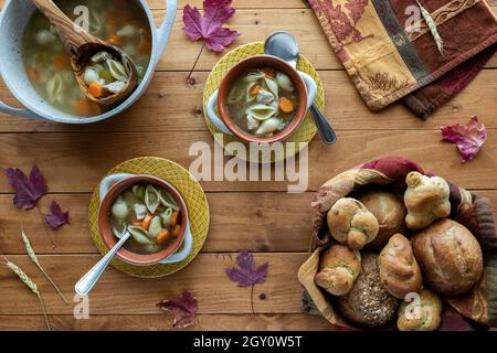 Vista dall'alto delle ciotole della zuppa di tacchino, servite con panini freschi. Foto Stock