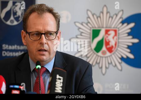 06 ottobre 2021, Renania settentrionale-Vestfalia, Duesseldorf: Hendrick Timmer, pubblico ministero, spiega alla stampa l'attuale operazione nazionale contro il riciclaggio di denaro, la violenza e il terrore. Negli stati della Renania settentrionale-Vestfalia, bassa Sassonia e Brema, sono state ricercate 81 proprietà in 25 città. Foto: Roberto Pfeil/dp/dpa Foto Stock