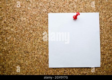 Primo piano del cartone di sughero con nota adesiva bianca Foto Stock