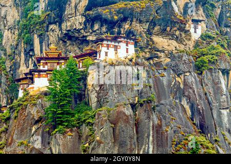 Paro Taktsang, conosciuto anche come il monastero di Taktsang Palphug e il Nido della Tigre è un sito buddista sacro di Vajrayana Himalayan situato nella scogliera Foto Stock