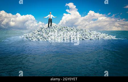uomo con espressione dispiacente su un'isola fatta di soldi in dollari in mezzo al mare. Foto Stock