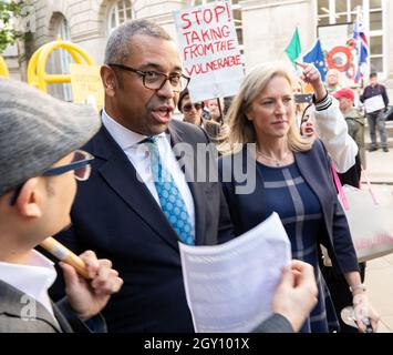 Manchester, uk, 6 ottobre 2021, James sapientemente Ministro di Stato per il Medio Oriente e il Nord Africa e sua moglie Susannah coraggioso anti-governo manifestanti quando lasciano l'ultimo giorno della conferenza conservatrice a piedi. St Peters Sq. James è sapientemente il deputato conservatore per Braintree, e detiene la carica di governo del Ministro di Stato (Ufficio Affari Esteri, Commonwealth e sviluppo). Manchester UK Picture credit garyroberts/Alamy Live News Foto Stock