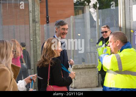 Manchester, Regno Unito, 6 ottobre 2021. Jacob Rees-Mogg, leader della Camera dei Comuni e deputato per il Nord Est Somerset, arriva per l'ultimo giorno della Conferenza del Partito conservatore. La Conferenza si svolgerà dal 3 ottobre al 6 ottobre 2021 presso il Manchester Central Convention Complex. L'evento ha slogan "Build Back Better" e "Getting on with the Job". Si svolge in un contesto di carenza di carburante, problemi di approvvigionamento e aumento dell'inflazione. Credit: Terry Waller/Alamy Live News Foto Stock