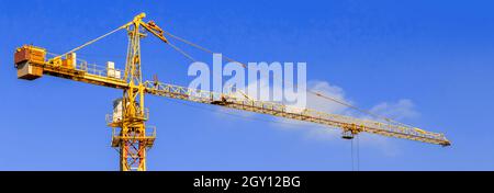 Costruzione torre gru vista panoramica banner su un cielo blu sfondo pohto Foto Stock