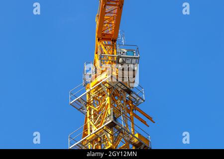 Costruzione gru cabina primo piano su cielo blu foto sfondo Foto Stock