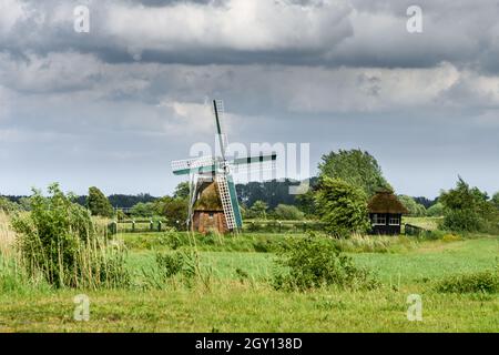 Mulino a vento tradizionale su un campo in zona rurale, Frisia orientale, bassa Sassonia, Germania Foto Stock