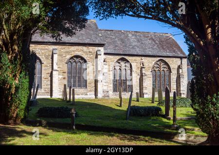 St Petroc's Church, Padstow, Cornovaglia, Regno Unito. Il cimitero e le pietre sepolte con la chiesa sullo sfondo che mostra le finestre a piombo e incorniciata wit Foto Stock