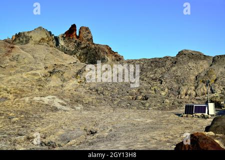 Isole Eolie, in Sicilia, Italia. Isola di Vulcano, la pozza deiFanghi. La "Pozza" così chiamato comunemente è alimentato da innumerevoli bolle dalle quali fuoriescono vapori sulfurea, acqua salmastra e fango argilloso con molto ad alto contenuto di zolfo. la fonte termale di Vulcano è utile per tre grandi gruppi di patologie: affezioni articolari, affezioni dermatologiche e affezioni delle vie respiratorie. Foto Stock