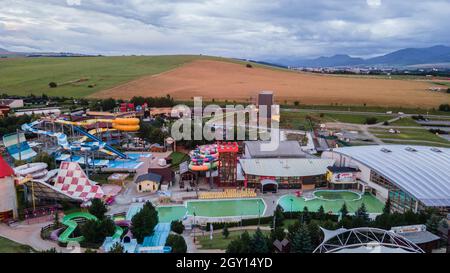 Vista aerea della piscina Tatralandia nella città di Liptovsky Mikulas in Slovacchia Foto Stock