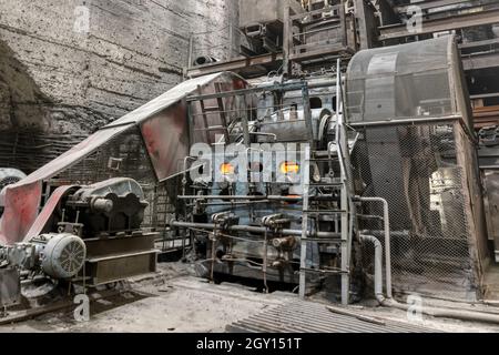 Vecchio frantumatore di pietra. Frantumatore a ganasce per frantumazione di minerali Foto Stock