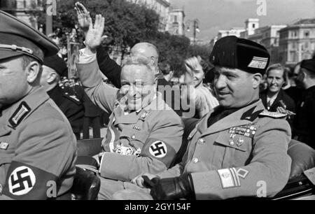 Der Reichsleiter der NSDAP und Leiter der Deutschen Arbeitsfront, Robert Ley, bei einem Besuch in Italien, hier mit Tullio Cianetti, 1938. Nazi Reichsleiter e leader della Deutsche Arbeitsfront, Robert Ley, in visita in Italia, qui con Tullio Cianetti, 1938. Foto Stock