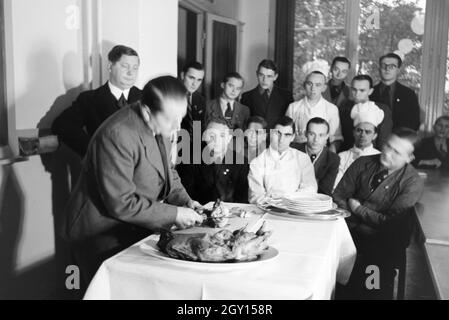 Bei einer Veranstaltung der Reichskochschule erklärt ein Meisterkoch den Lehrlingen das Richtige Filetieren, Deutschland 1930er Jahre. Un master chef è presentare il modo corretto di sfilettatura ai partecipanti nel corso di un seminario della Reichskochschule, Germania 1930s. Foto Stock