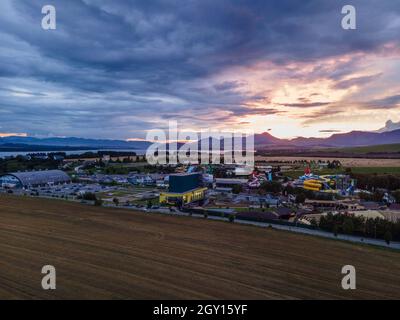 Vista aerea della piscina Tatralandia nella città di Liptovsky Mikulas in Slovacchia Foto Stock