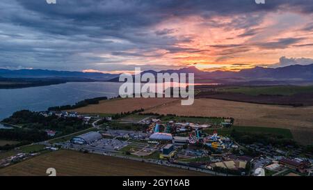 Vista aerea della piscina Tatralandia nella città di Liptovsky Mikulas in Slovacchia Foto Stock