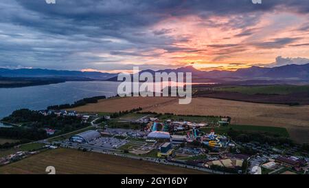 Vista aerea della piscina Tatralandia nella città di Liptovsky Mikulas in Slovacchia Foto Stock