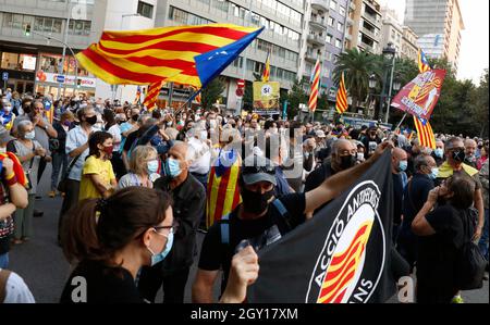 01 ottobre 2021, Spagna, Barcellona: I manifestanti ricordano il referendum per l'indipendenza vietato in Catalogna nel 2017 durante una protesta nelle strade di Barcellona. Foto: Clara Margais/dpa Foto Stock