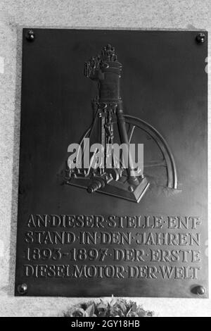 Gedenkplatte bei der Dieselfeier uomo im Werk in Augsburg, Deutschland 1930er Jahre. Targa commemorativa sul motore Diesel anniversario presso la fabbrica di uomo a Augsburg, Germania 1930s. Foto Stock