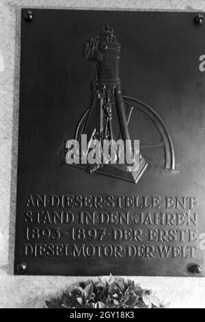 Gedenkplatte bei der Dieselfeier uomo im Werk in Augsburg, Deutschland 1930er Jahre. Targa commemorativa sul motore Diesel anniversario presso la fabbrica di uomo a Augsburg, Germania 1930s. Foto Stock