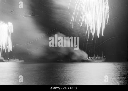 Ein großes Feuerwerk un einem Hafen in Italien, 1930er Jahre. Grandi fuochi d'artificio in un porto in Italia, 1930s. Foto Stock