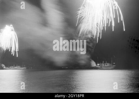 Ein großes Feuerwerk un einem Hafen in Italien, 1930er Jahre. Grandi fuochi d'artificio in un porto in Italia, 1930s. Foto Stock