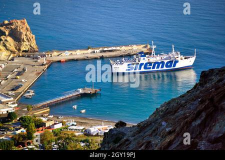 Isole Eolie, Sicilia, Italia. Isola di Vulcano, contiene diverse caldera vulcaniche, tra cui uno dei quattro vulcani attivi in Italia che non sono sottomarini. La parola 'vulcano' e il suo equivalente in diverse lingue europee deriva dal nome di quest'isola, che a sua volta deriva da Vulcan, il dio romano del fuoco. I Romani usarono l'isola principalmente per le materie prime, la raccolta del legname e l'estrazione di allume e zolfo. Il più recente centro attivo è il Gran Cratere in cima al cono Fossa, il cono cresciuto nella Caldera di Lentia nel mezzo dell'isola, e ha avuto a le Foto Stock