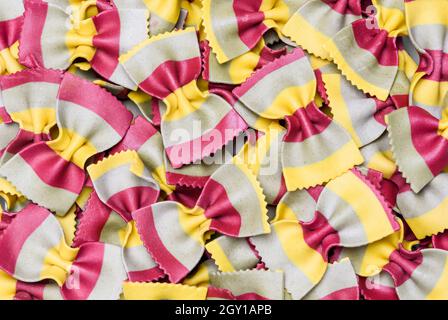 Pasta italiana fondo. Pasta Farfalle vista dall'alto, piatto. Cucina tradizionale italiana colorata. Foto Stock