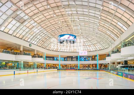 Pista di pattinaggio Ice Palace all'interno del centro commerciale West Edmonton Mall, Alberta, Canada Foto Stock