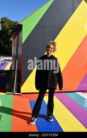 Londra. REGNO UNITO. 06/10/2021, Un modello si pone nel Giardino dell'artista. Per la prima volta in assoluto, il vasto terreno scoperto di mezzo ettaro sul tetto sopra la Stazione della Metropolitana di Tempio, sta venendo alla vita come un nuovo spazio d'arte: Il Giardino dell'artista. Una commissione è stata data a Lakwena Maciver che è internazionalmente rinomato per la sua tavolozza di gioia-inducente, disegni dinamici e messaggi succinti profondi.LAKWENA : Back in the Air : Una meditazione sul piano superiore è aperta dal 06.10.2021-30.04.2022 Credit: michael melia/Alamy Live News Foto Stock