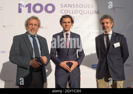 Potsdam, Germania. 06 ottobre 2021. CAN Dündar (l-r), giornalista, Ali Aslan, moderatore, e Saad Mohseni, Moby Group, arriva alla cerimonia del M100 Media Award al Palace Theatre del Palazzo nuovo. Credit: Jörg Carstensen/dpa/Alamy Live News Foto Stock