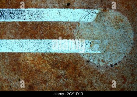Le linee bianche astratte portano ad un cerchio biancastro su un fondo di ruggine arancione con impresso un'etichetta Foto Stock