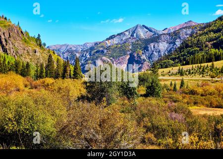 Splendido paesaggio montano con cime grigie di montagna Foto Stock