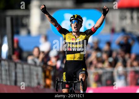 Torino, Italia. 06 ottobre 2021. Primoz Roglic celebra la sua vittoria alla 102a Milano-Torino, una gara ciclistica semi-classica di una giornata di 190 km da Magenta (Milano) a Torino. Credit: Nicolò campo/Alamy Live News Foto Stock