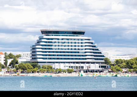 Vodice, Croazia - 25 agosto 2021: Moderno edificio alberghiero Olympia Sky e la spiaggia di fronte, dal mare Foto Stock